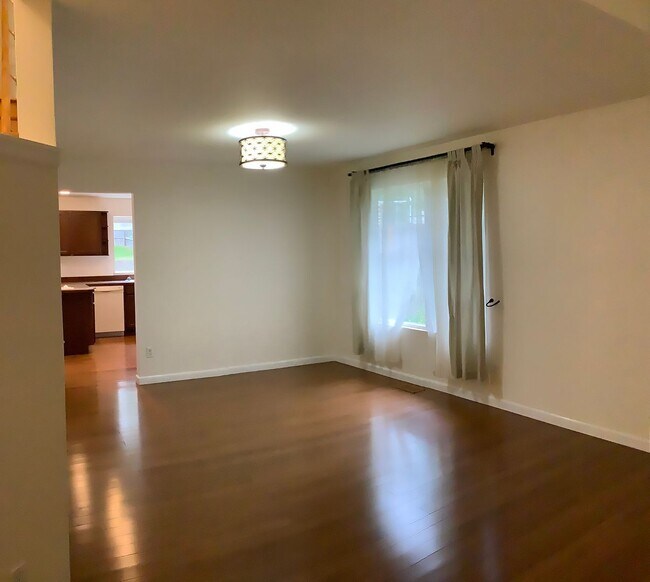 Foto del edificio - 2 STORY COUNTRY STYLE HOME/3 BED WITH BONU...