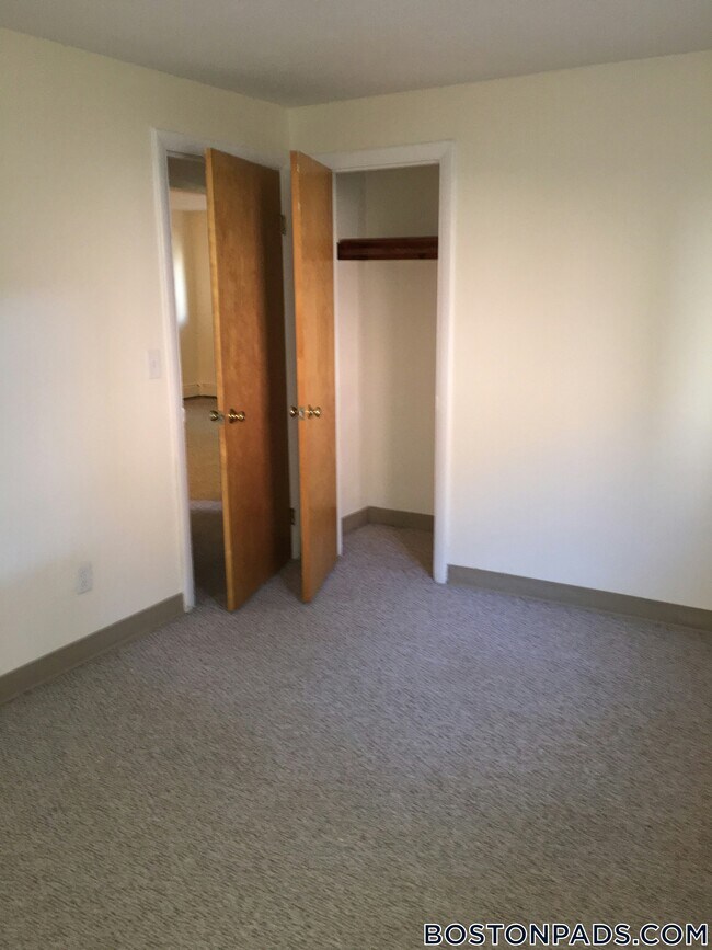 Building Photo - 8 R Riverside St