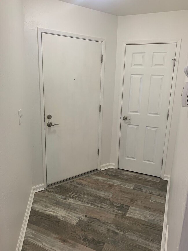 Foto del edificio - Recently Remodeled 2 bedroom 1 bathroom up...