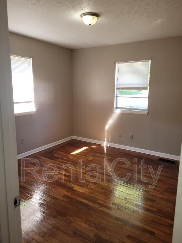 Building Photo - 1025 Flicker Dr