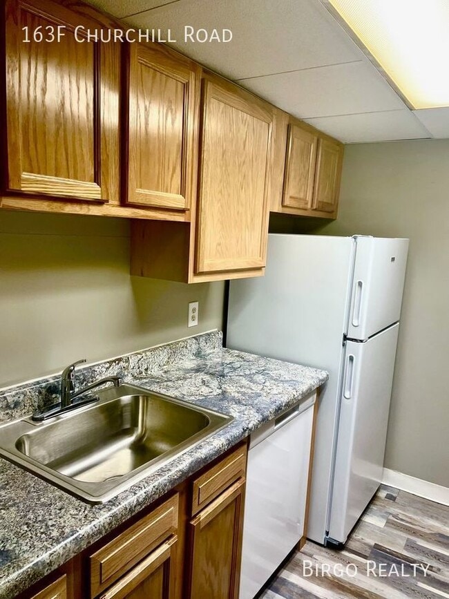 Building Photo - 1 moth Free- Updated 2 Bedrooms East of Pi...