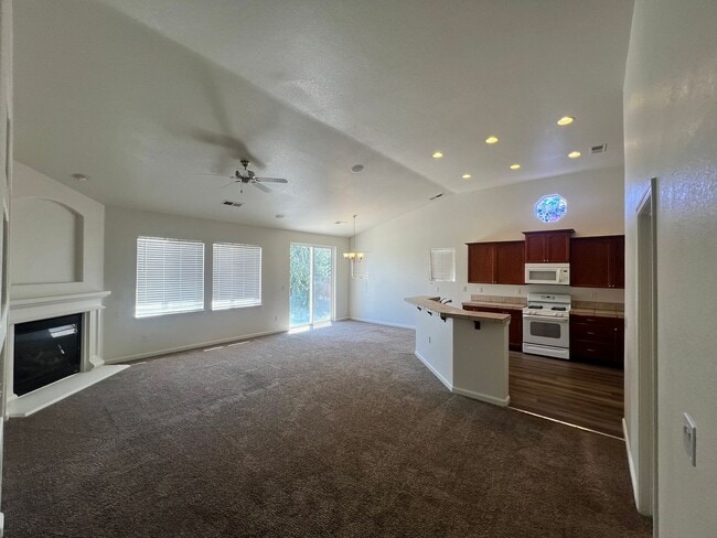 Building Photo - Beautiful Home located in Autumn Winds, Fe...