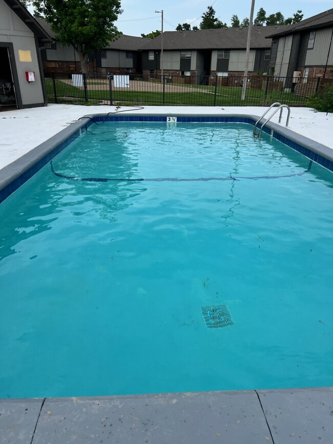 Sparkling Pool - Foxcroft Apartments