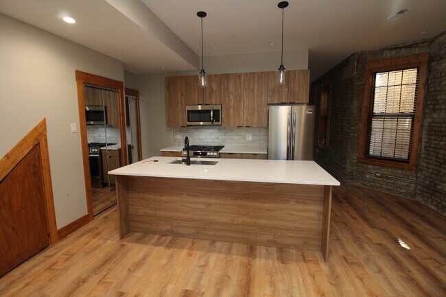 Foto del edificio - 1717 N Winchester Ave