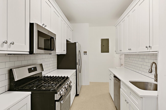 Building Photo - 706 Riverside Dr