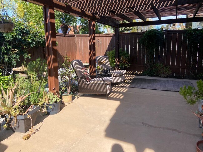 Building Photo - Lovely 3 Bedroom, 2.5 Bath Town Home in Encinitas Summerhill Community!