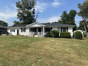 Building Photo - 802 Oak Hurst Dr