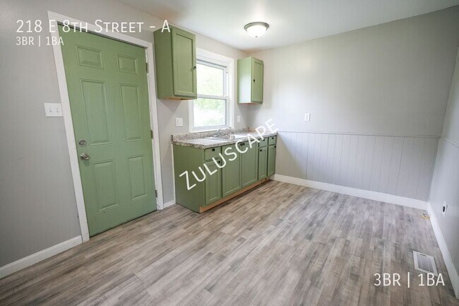 Foto del edificio - 218 E 8th St