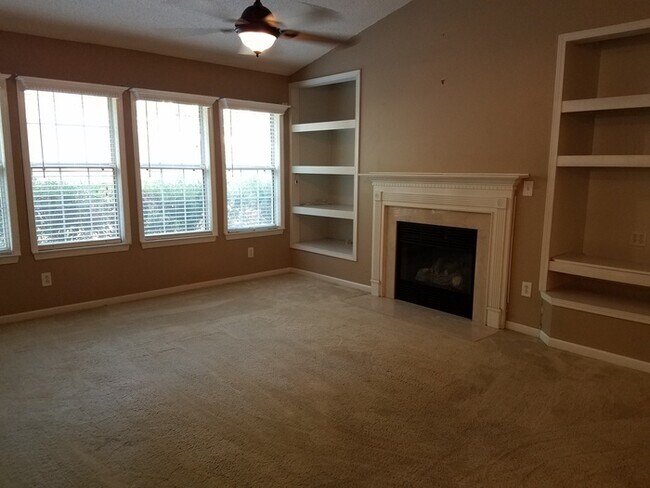 Foto del edificio - Great One Story With Bonus Room Over Garage