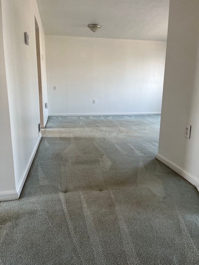Building Photo - One Bedroom Apartment w Utilities Included