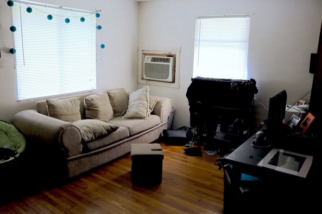 Living Room - 141 S Ross St