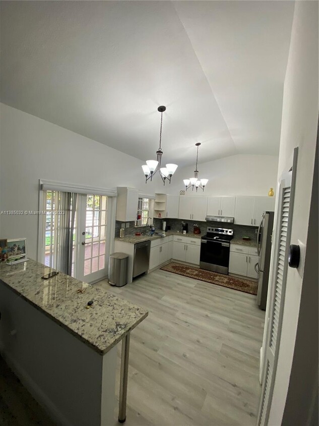 Foto principal - 520 NE 164th Terrace