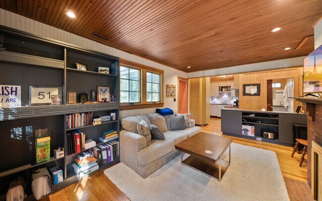 Foto del edificio - Adorable 1 Bed, 1 bath cottage available late July - Amazing Location!