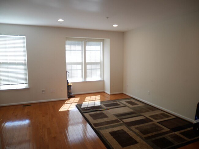 Foto del edificio - SPACIOUS 4 Bedroom Townhome-Owings Mills, MD