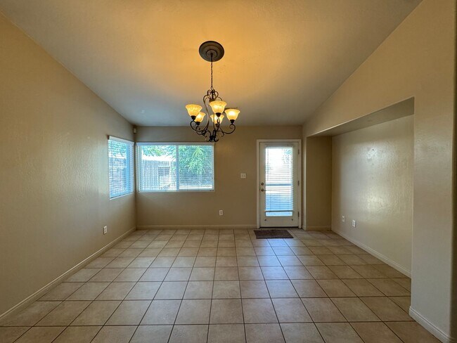 Building Photo - Beautiful and spacious 3 bedroom!
