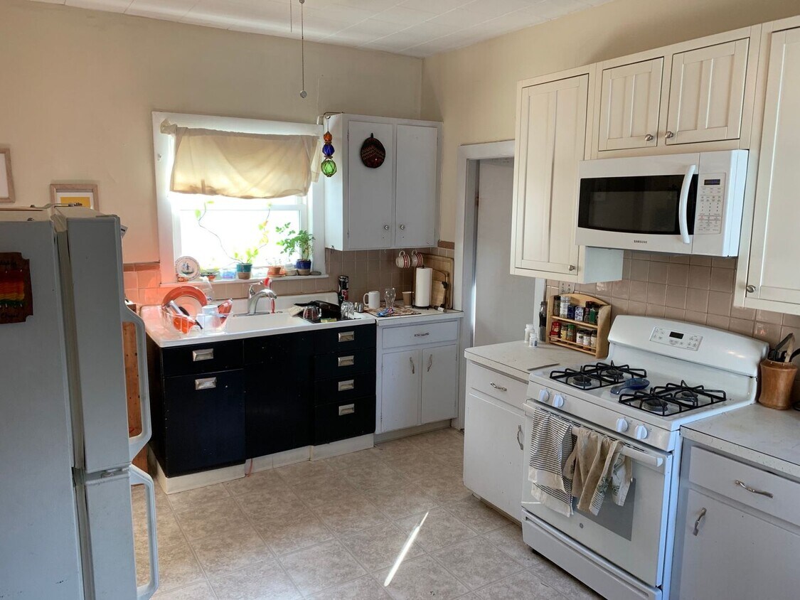 Primary Photo - Gigantic 3 bed unit near Davis Square in S...