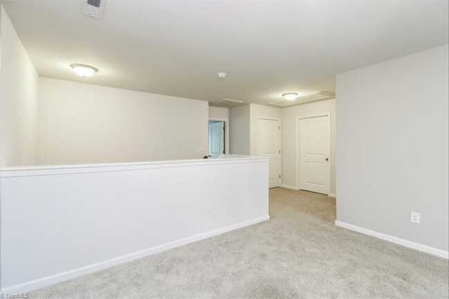 Foto del edificio - Impeccable maintenance-free 2 level 4 bedr...