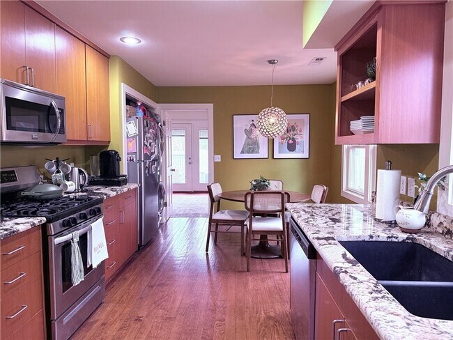 Building Photo - 218 E Maple St