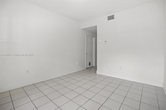 Building Photo - 980 SW 6th Pl