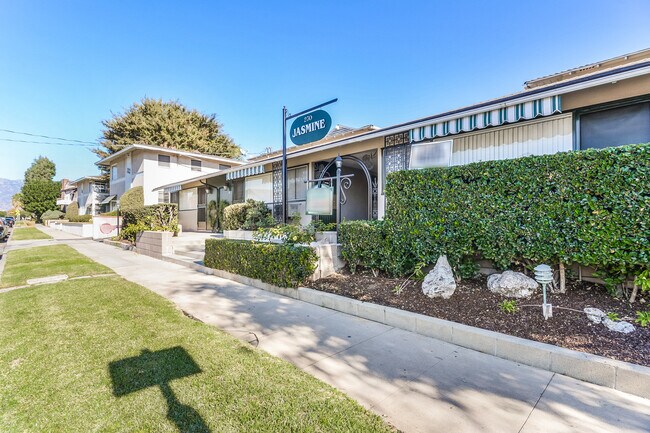 Building Photo - 230 S Del Mar Ave