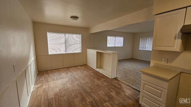 Building Photo - South Bakersfield Home for Lease 3 Bed 1.7...