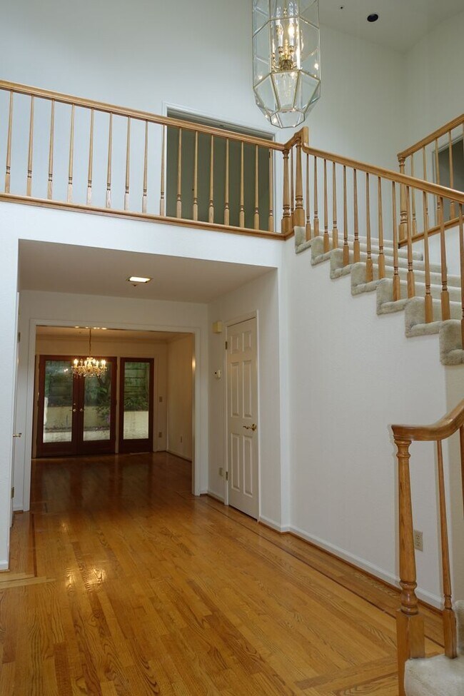 Foto del edificio - Spacious home, close to downtown Los Altos.  Easy commute location. Great Los Altos Schools!