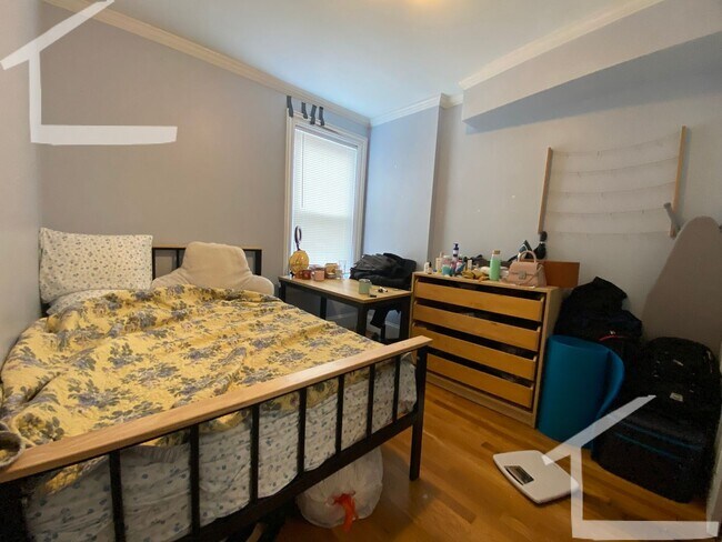 Foto del edificio - Spacious 4-bed, 2-bath in Allston - Laundry in Unit!