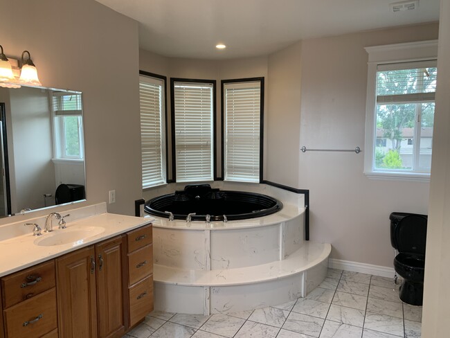 Jetted tub - 295 W 300 N