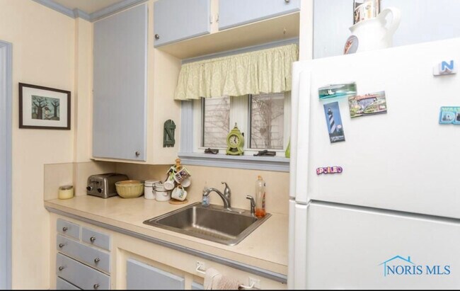 Kitchen - 1256 Craigwood Rd
