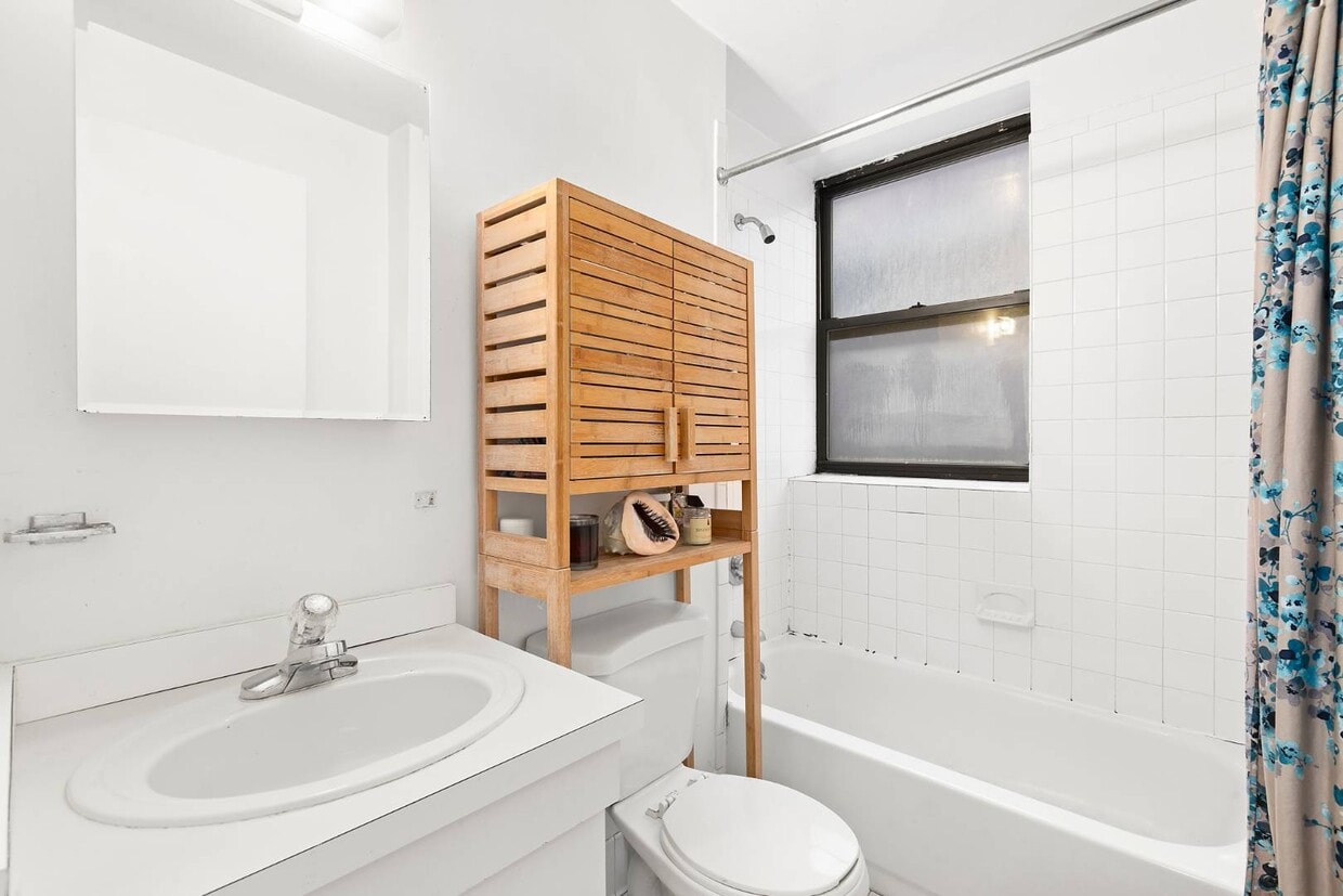 Building Photo - 430 E 72nd St