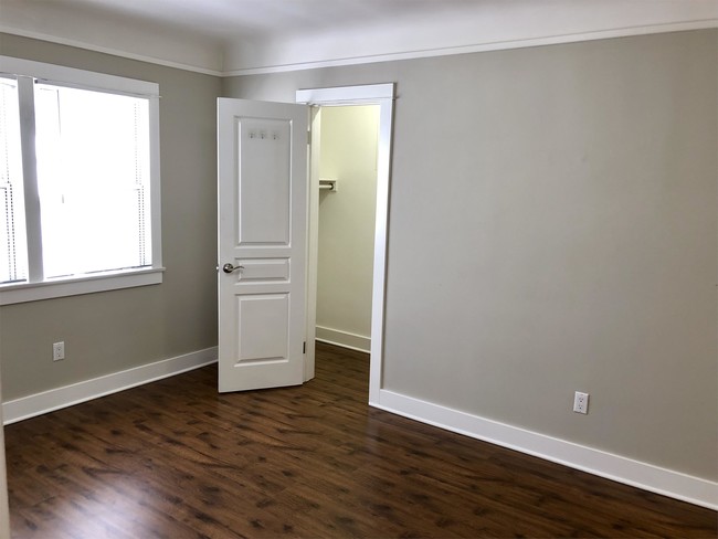 Building Photo - 850 1/2 N Coronado St