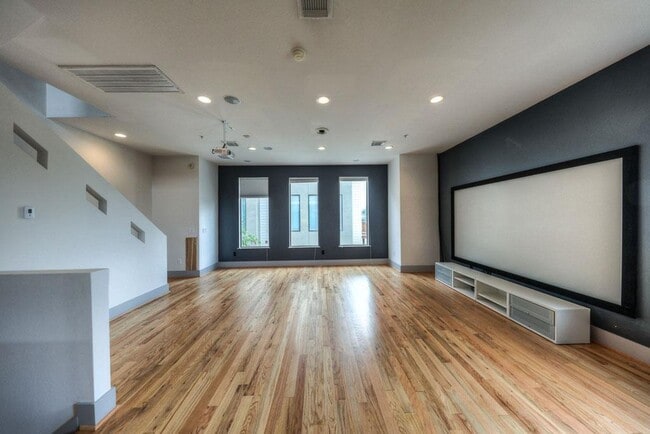 Photo - Well-Maintained Union Square Beauty With Skyline Views House