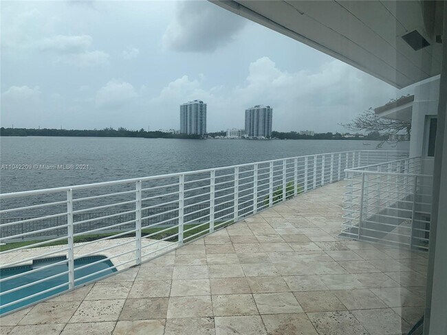 Foto del edificio - 3120 NE 165th St
