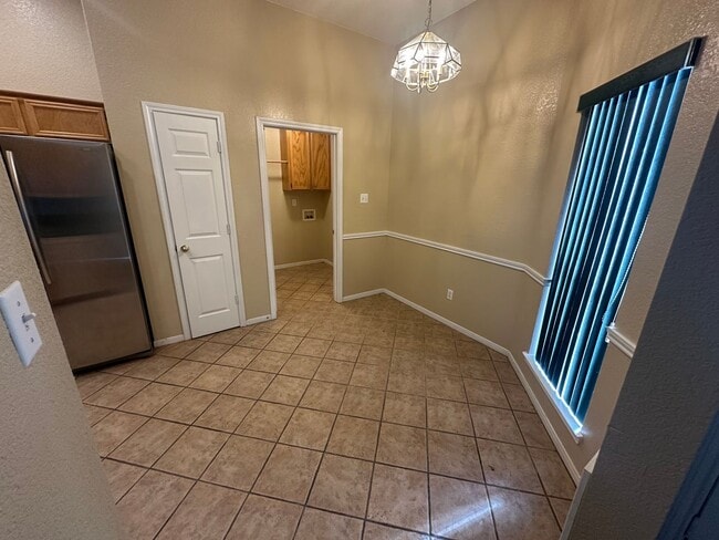 Building Photo - AVAILABLE NOW!!