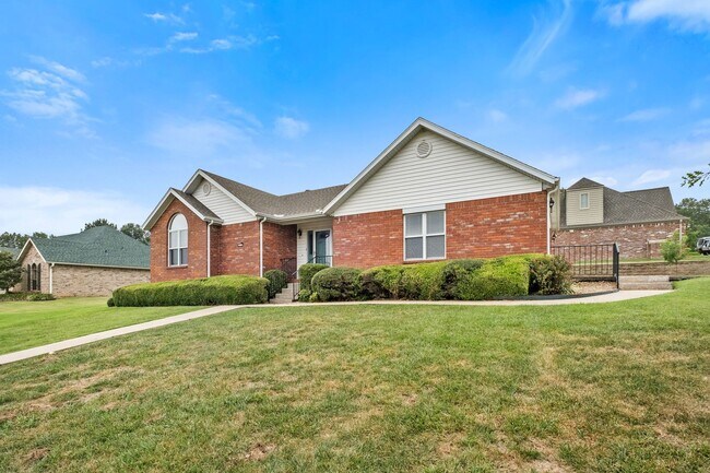 Building Photo - Charming 2 Bed, 2 Bath Home in a 55+ Commu...