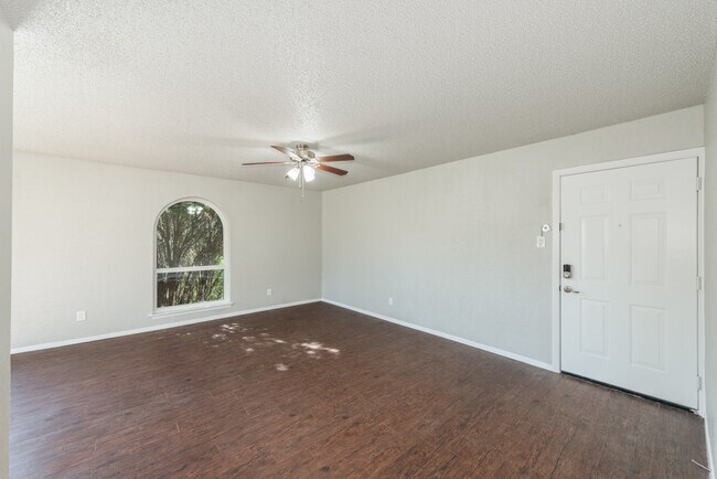 Foto del edificio - 6004 Westridge Ln