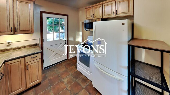 Building Photo - Move in by 11/1/25 and receive a $1,100 re...
