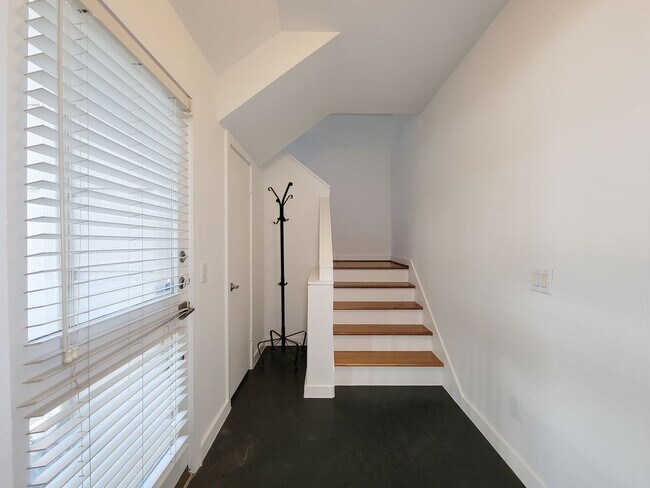 Building Photo - Stunning Townhouse In A Great Location Near Memorial Park!