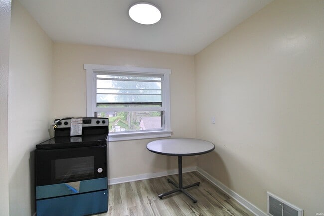 Foto del edificio - 1156 Kinsmoor Ave