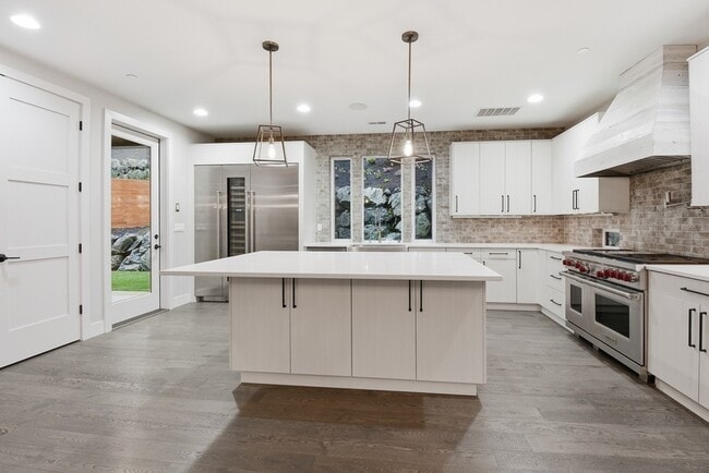 Building Photo - 332 13th Ave