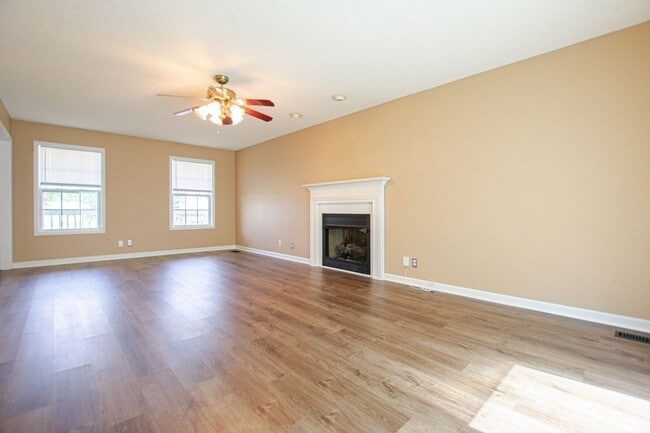 Building Photo - Pet Friendly Three Bedroom with Bonus!