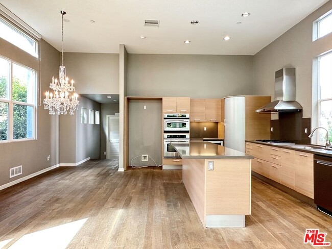 Building Photo - 6581 S Seabluff Dr