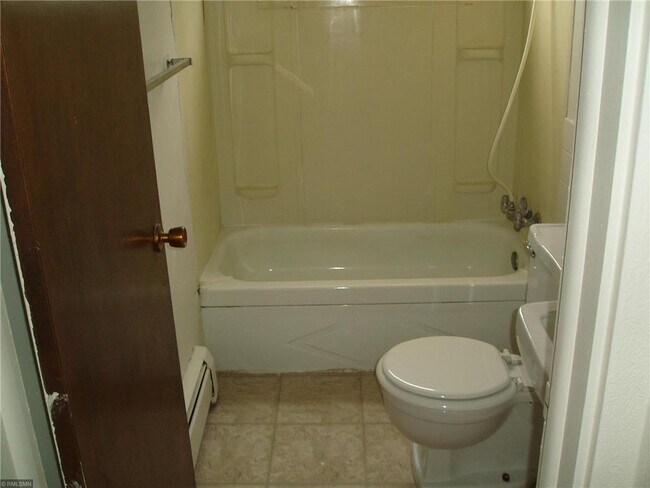 Foto del edificio - 547 Marshall Rd