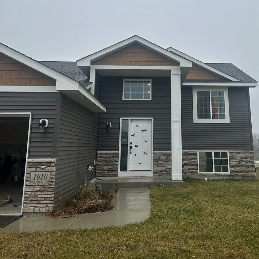 1010 Acacia Dr S, Annandale, MN 55302 House Rental in Annandale, MN