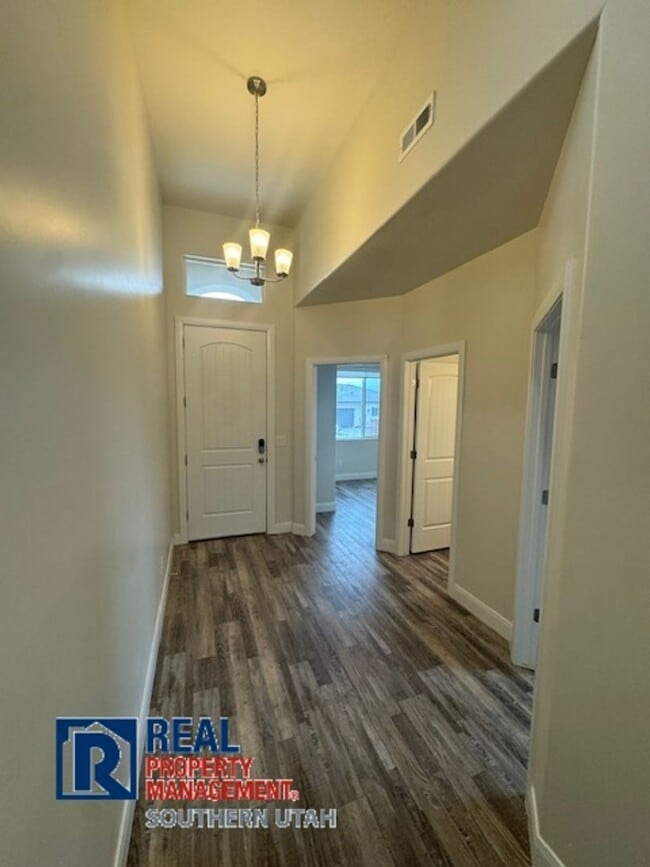 Building Photo - Home with great yard in Hurricane