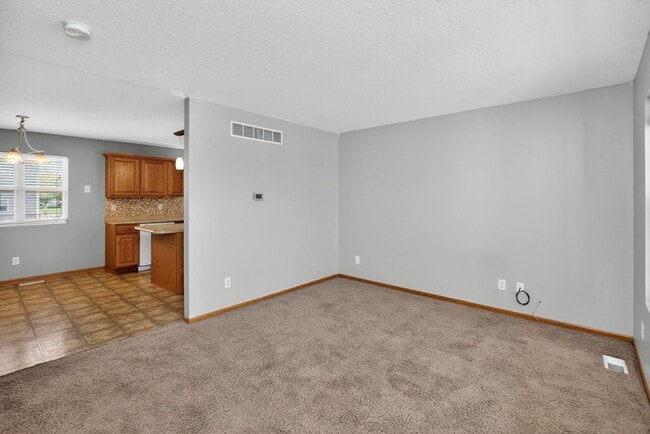 Building Photo - SPACIOUS COMFORT!! 3 Bedroom, 2 Bathroom Home in Ankeny!