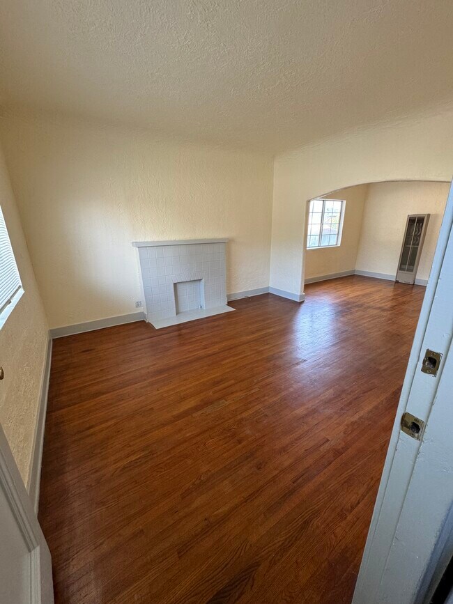 Building Photo - 2960 Bellevue Ave