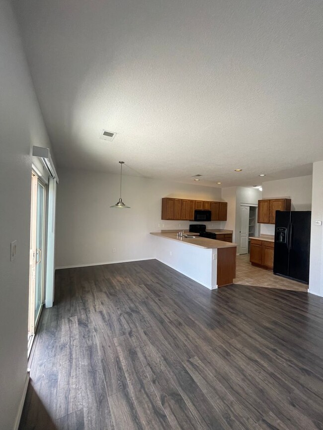 Foto del edificio - 2 bed 2.5 bath townhome located in a Gated...