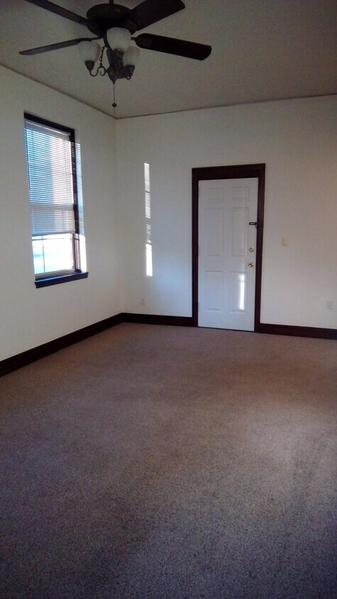 Living Rm - 27 State N St