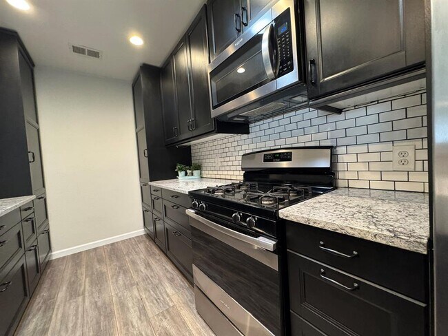 Building Photo - 2006 Ash St